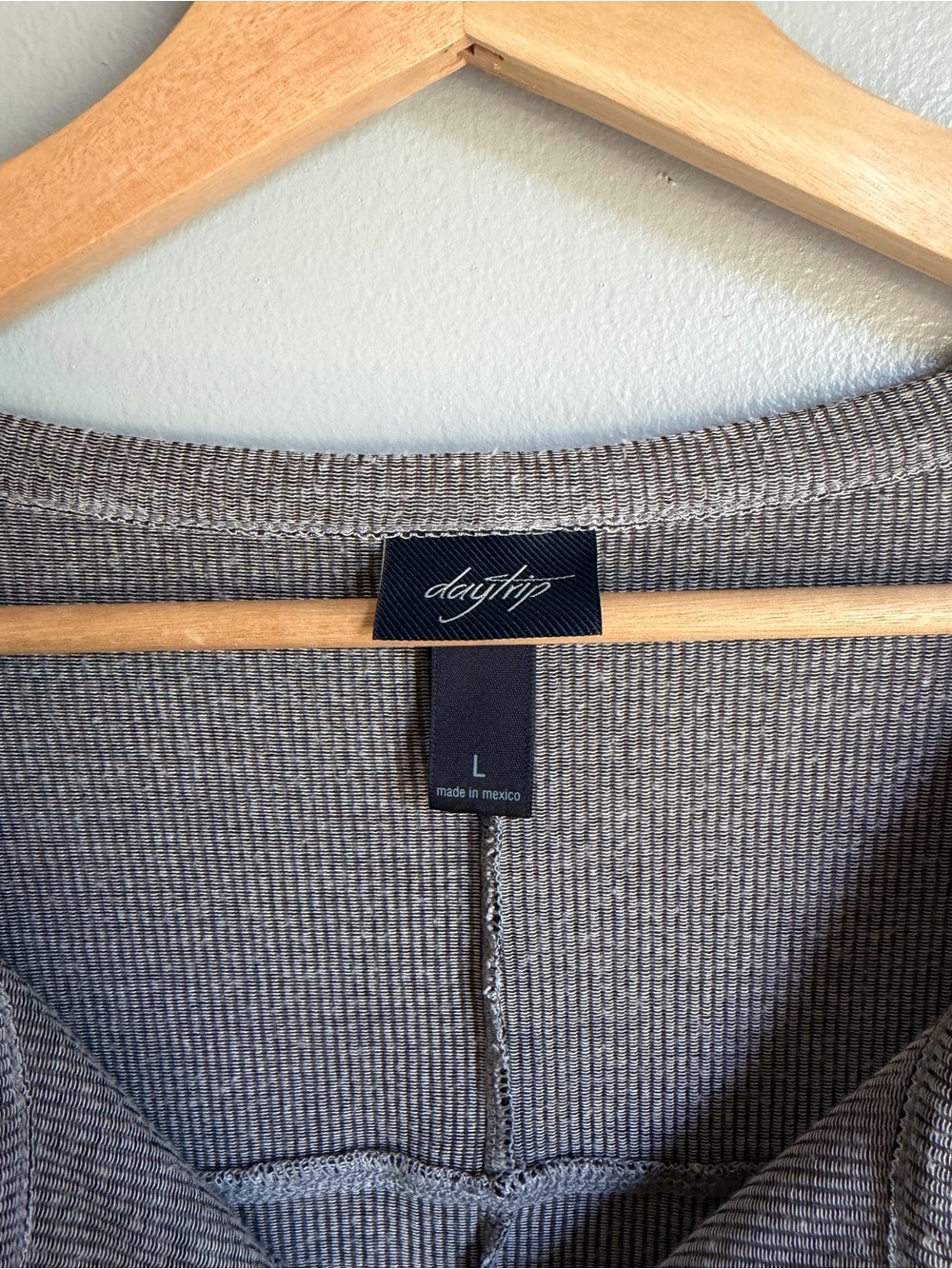 Daytrip Gray Ribbed Button Front Top Size Large - Picture 2 of 4